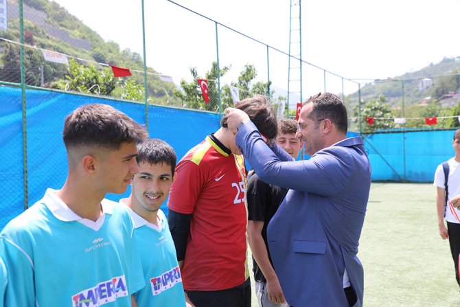 akcaabatta-liseler-arasi-futbol-turnuvasi-sona-erdi-19.jpg