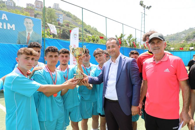 akcaabatta-liseler-arasi-futbol-turnuvasi-sona-erdi-20.jpg