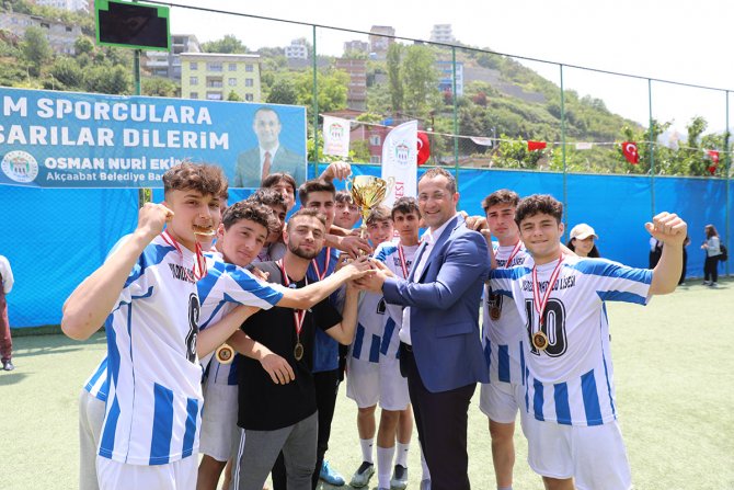 akcaabatta-liseler-arasi-futbol-turnuvasi-sona-erdi-23.jpg