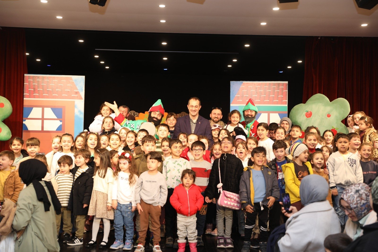 "BAŞKAN EKİM DÜNYA TİYATROLAR GÜNÜ’NÜ KUTLADI AKÇAABAT’TA SANAT PERDESİ AÇIK KALMAYA DEVAM EDİYOR”