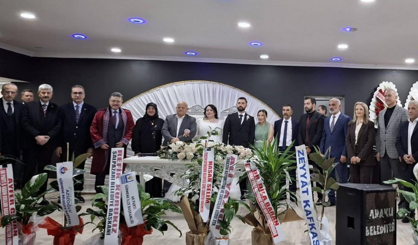 "GAZETECİ ÖMER ALTINTAŞ’IN KIZI FATMANUR İLE ONUR CAN ELMA DÜNYA EVİNE GİRDİ"