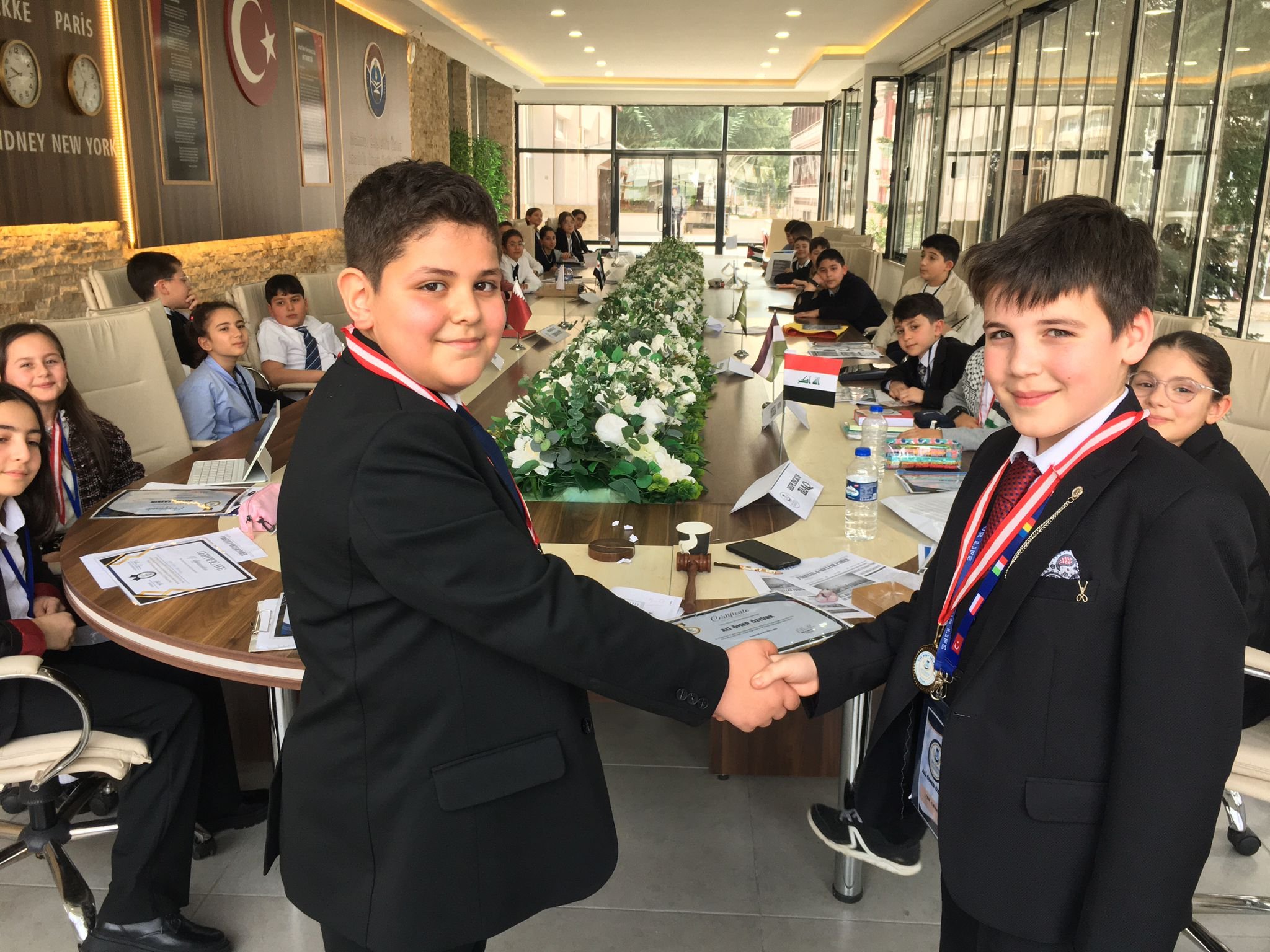 "TRABZON’DA ÖRNEK ETKİNLİK ÖĞRENCİLER DÜNYA SORUNLARINA ÇÖZÜM ARADI"