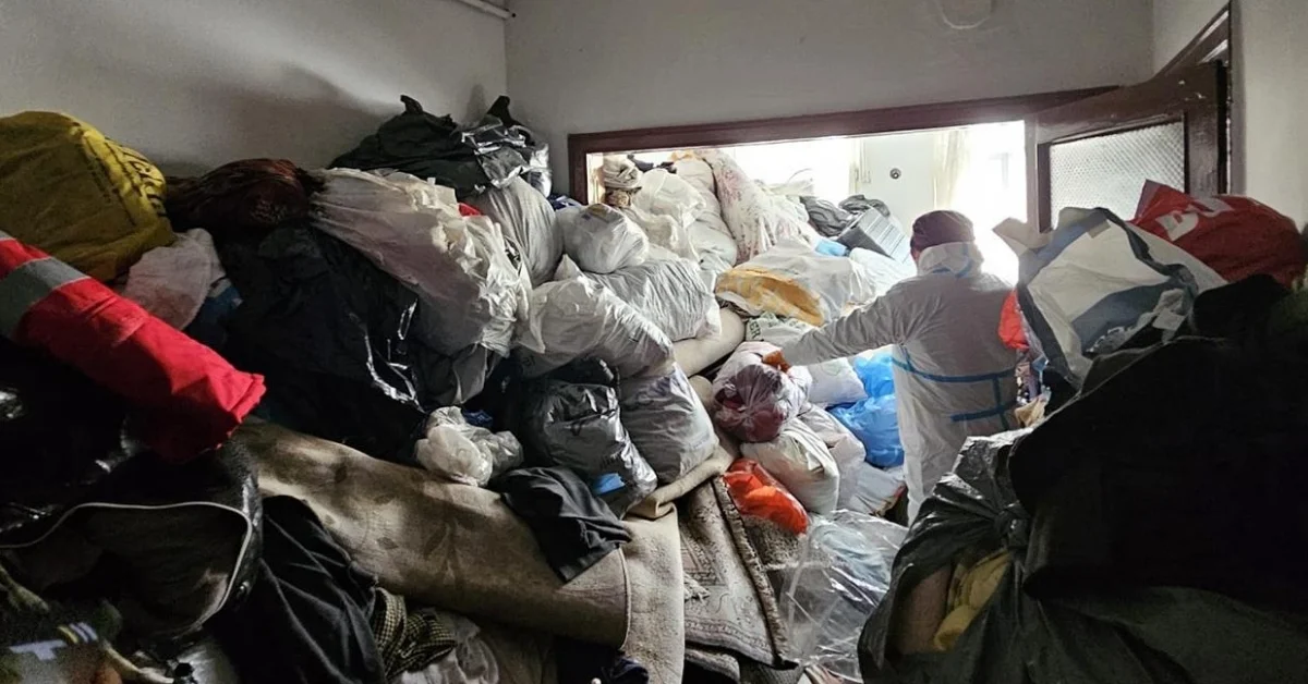 "BURSA'DA BİR EVDEN 4 KAMYON DOLUSU ÇÖP ÇIKARILDI"