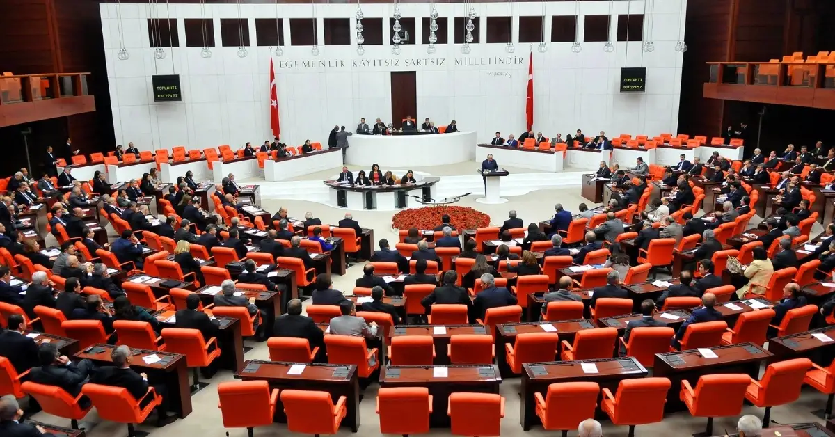 "DOĞUM İZNİ 24 HAFTAYA ÇIKIYOR: SOSYAL MEDYAYA YAŞ SINIRI GELİYOR"