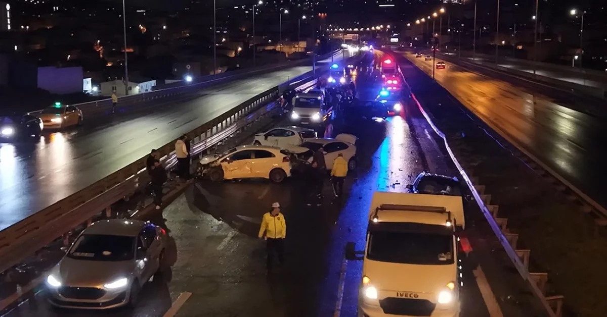 "İSTANBUL'DA YAĞMUR KAZAYI GETİRDİ 8 ARAÇ BİRBİRİNE GİRDİ"