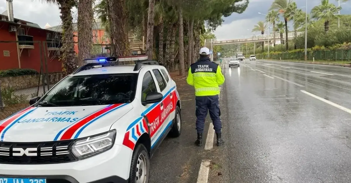 "JANDARMANIN ‘DUR’ İHTARINA UYMAYAN SÜRÜCÜYE 425 BİN TL CEZA"