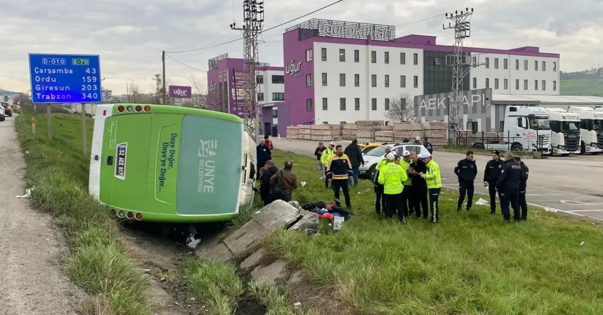"SAMSUN’DA ÖĞRENCİ SERVİSİ DEVRİLDİ 11 YARALI"