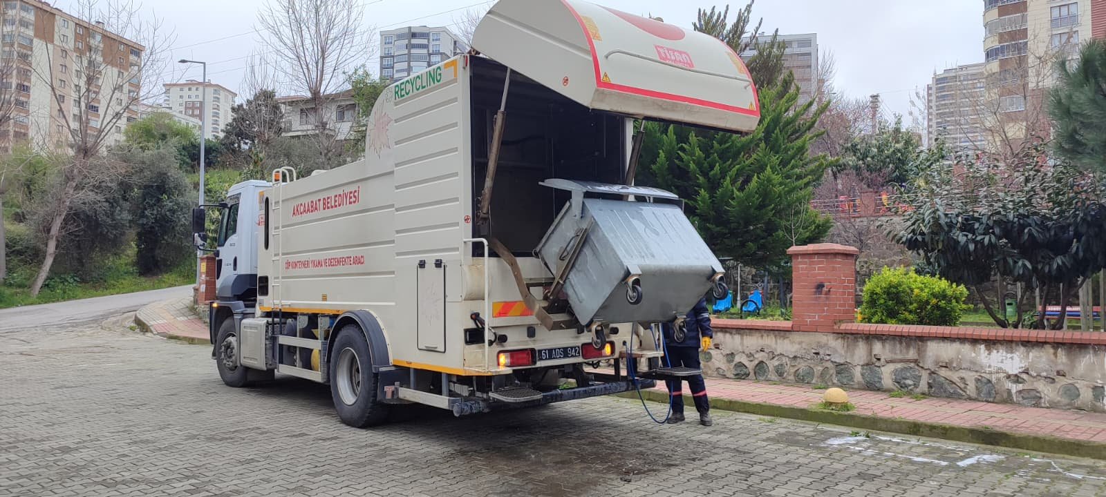 "AKÇAABAT’TA KONTEYNERLER KÖPÜKLÜ SUYLA YIKANIP DEZENFEKTE EDİLİYOR"