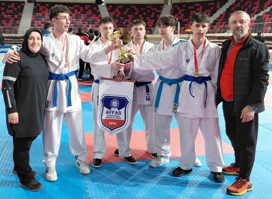 "AFFAN KİTAPÇIOĞLU LİSESİ TÜRKİYE ŞAMPİYONU OLDU"