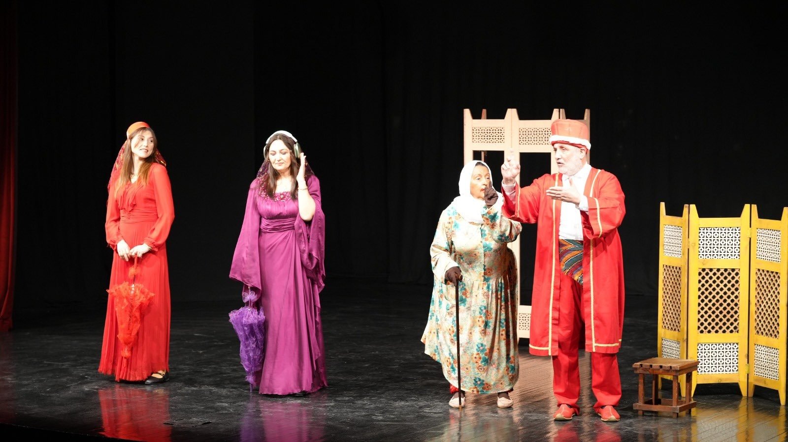 "AKÇAABAT’TA TİYATRO GÜNLERİ COŞKUYLA SONA ERDİ"