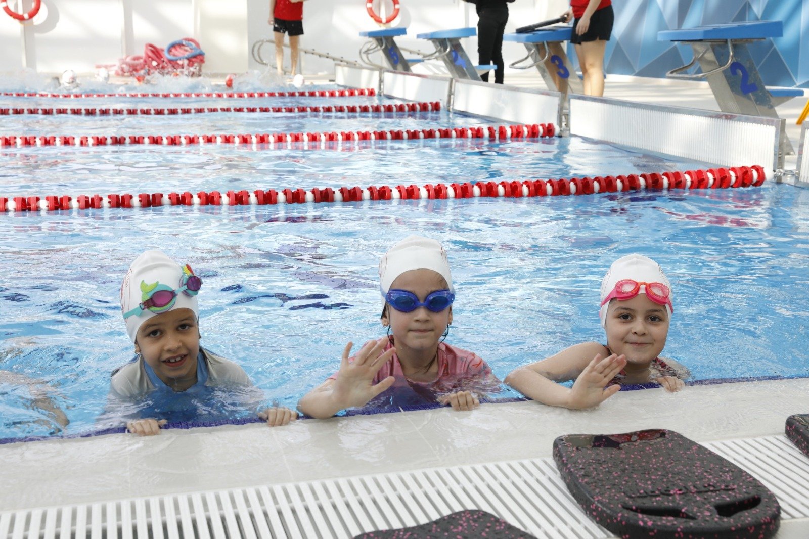 "AKÇAABAT BELEDİYESİ ÇOCUKLARIN YANINDA: BAŞKAN EKİM YÜZME KURSUNDA MİNİK KURSİYERLERLE BULUŞTU"
