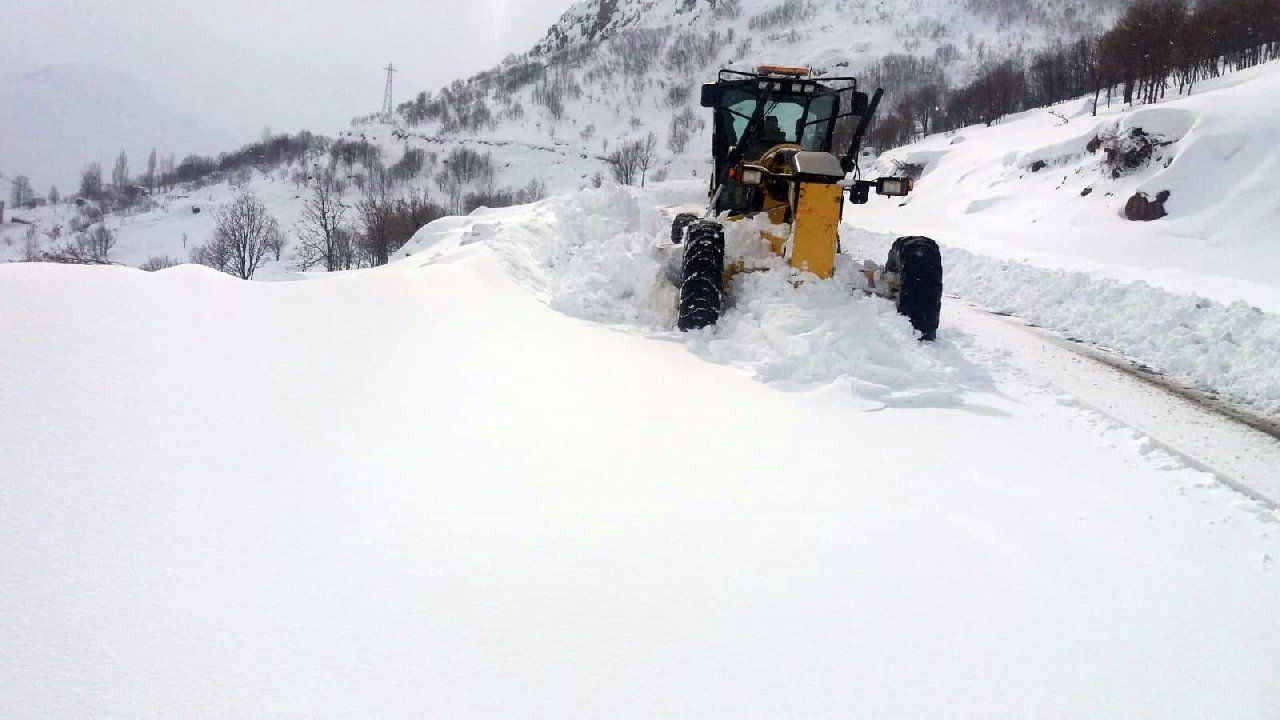 Yoğun Kar Nedeniyle Birçok Yol Ulaşıma Kapandı