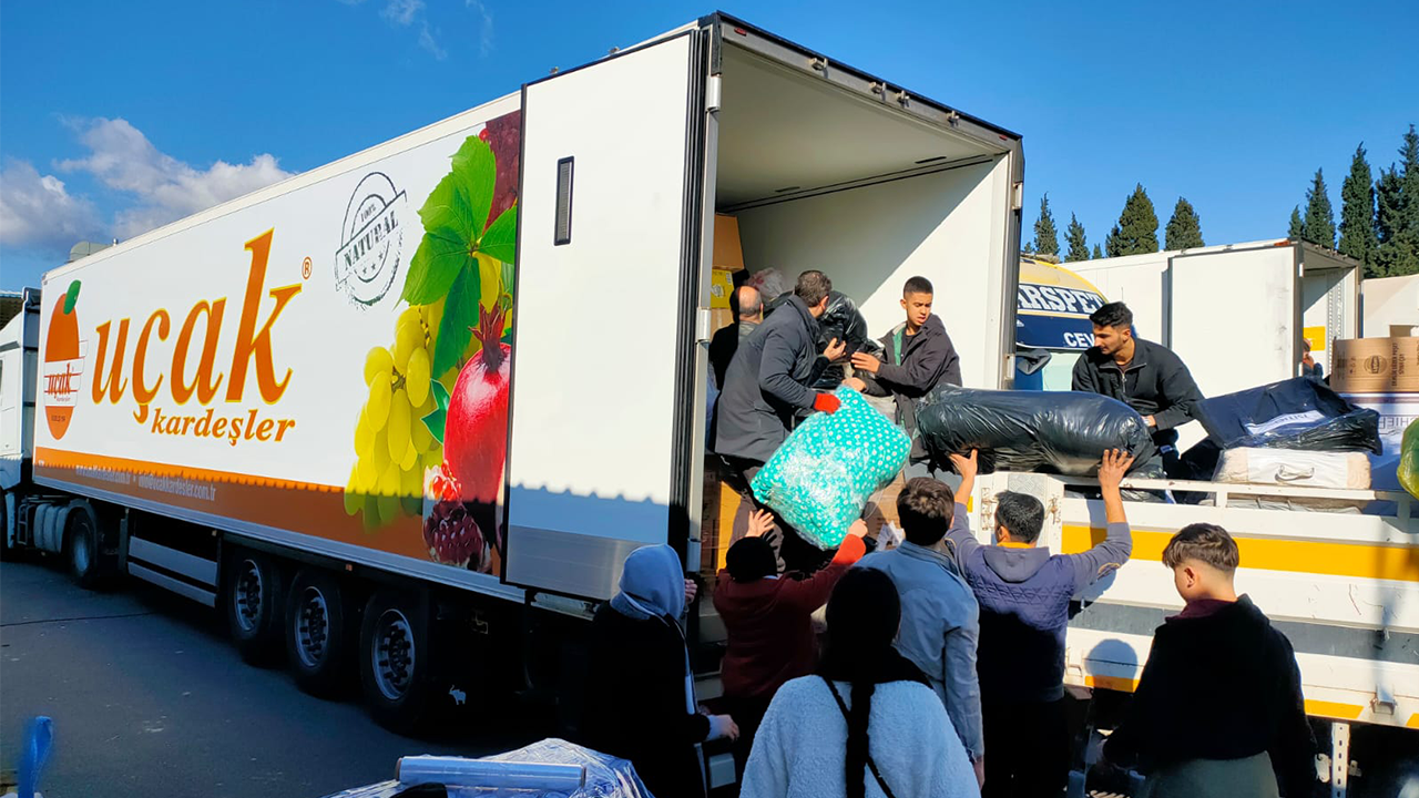 Yaş Meyve Sebze Sektörü, Araçları İle Türkiye’nin Yardımlarını Deprem Bölgesine Taşıyor
