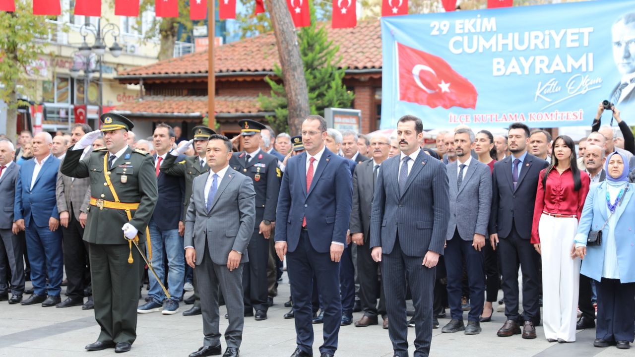 "AKÇAABAT’TA 29 EKİM CUMHURİYET BAYRAMI ÇELENK SUNMA TÖRENİ YAPILDI"