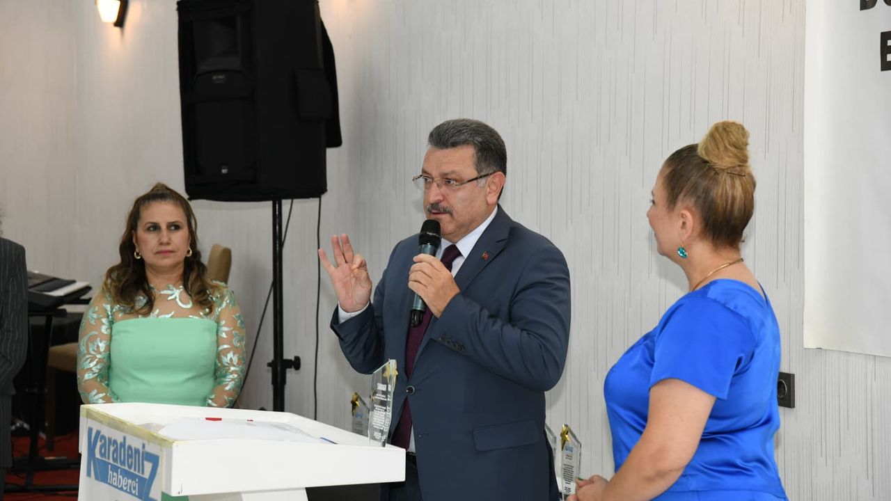 "BAŞKAN GENÇ’E YILIN EN İYİ BÜYÜKŞEHİR BELEDİYE BAŞKANI ÖDÜLÜ"