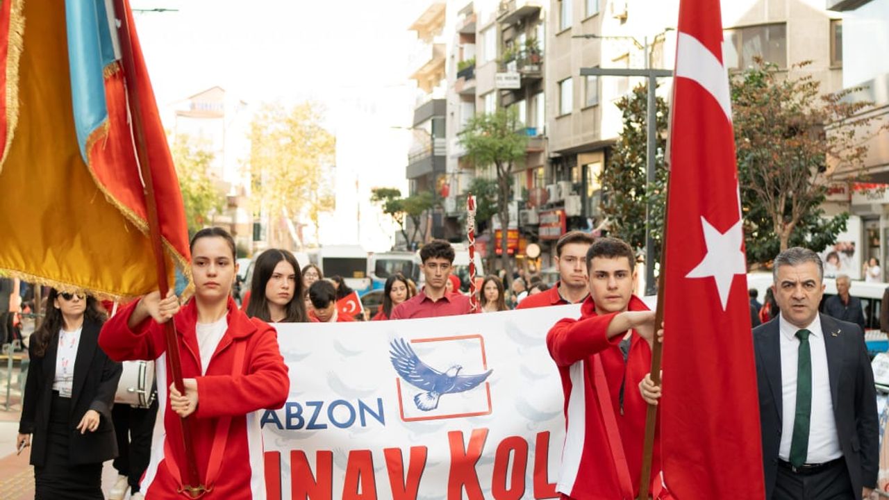 "TRABZON SINAV KOLEJİNDE CUMHURİYET BAYRAMI COŞKUSU"