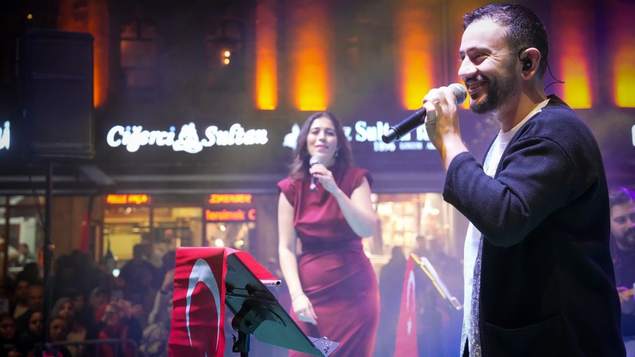 "TRABZON MEYDANI KIRMIZI BEYAZA BÜRÜNDÜ"