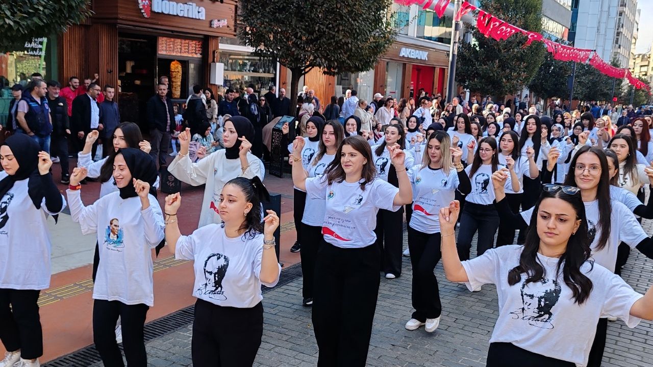 "AVRASYA ÜNİVERSİTESİ CUMHURİYET BAYRAMINI HARMANDALI ZEYBEĞİ İLE KARŞILADI"