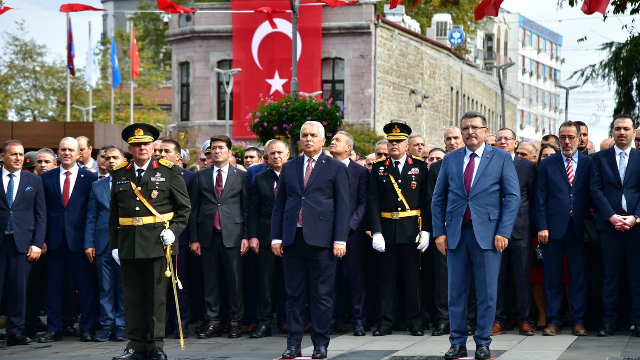 "CUMHURİYET’İN 102. YILI DOLAYISIYLA ATATÜRK ANITI’NA ÇELENK SUNULDU"