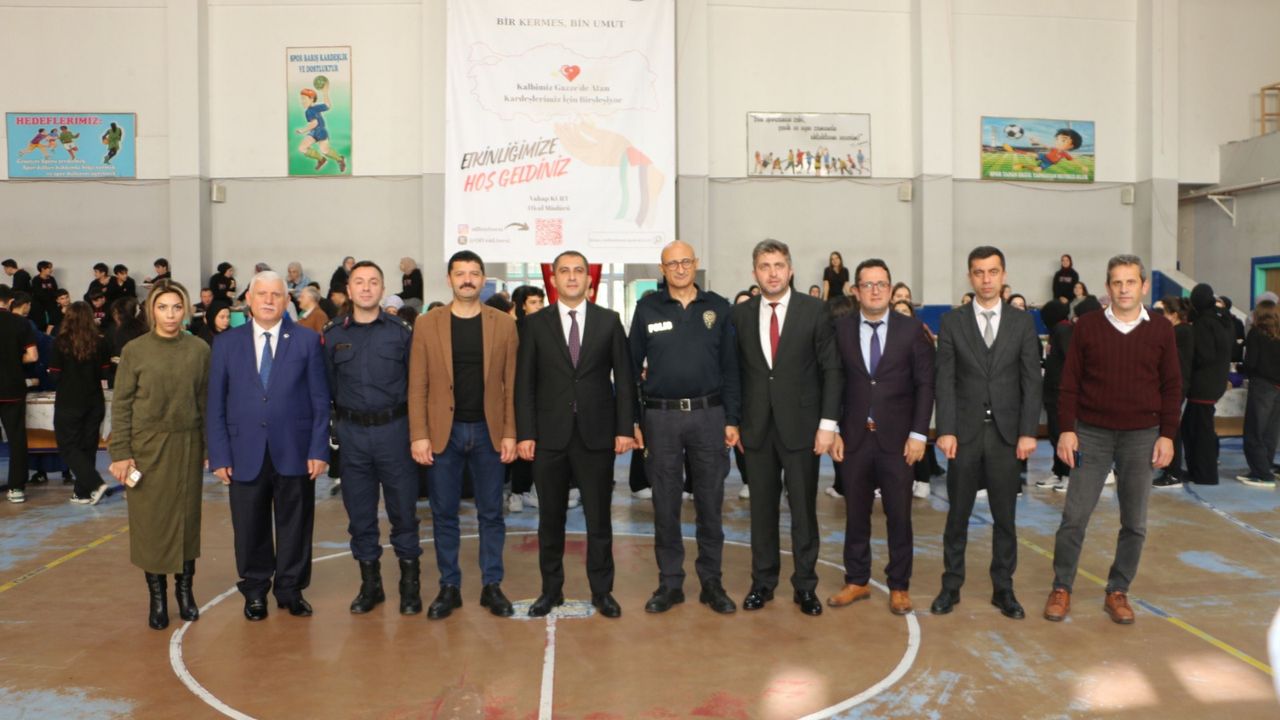 "KAYMAKAM EŞREF AKÇA, OF FEN LİSESİ’NİN GAZZE İÇİN DÜZENLEDİĞİ YARDIM KERMESİNE KATILDI"