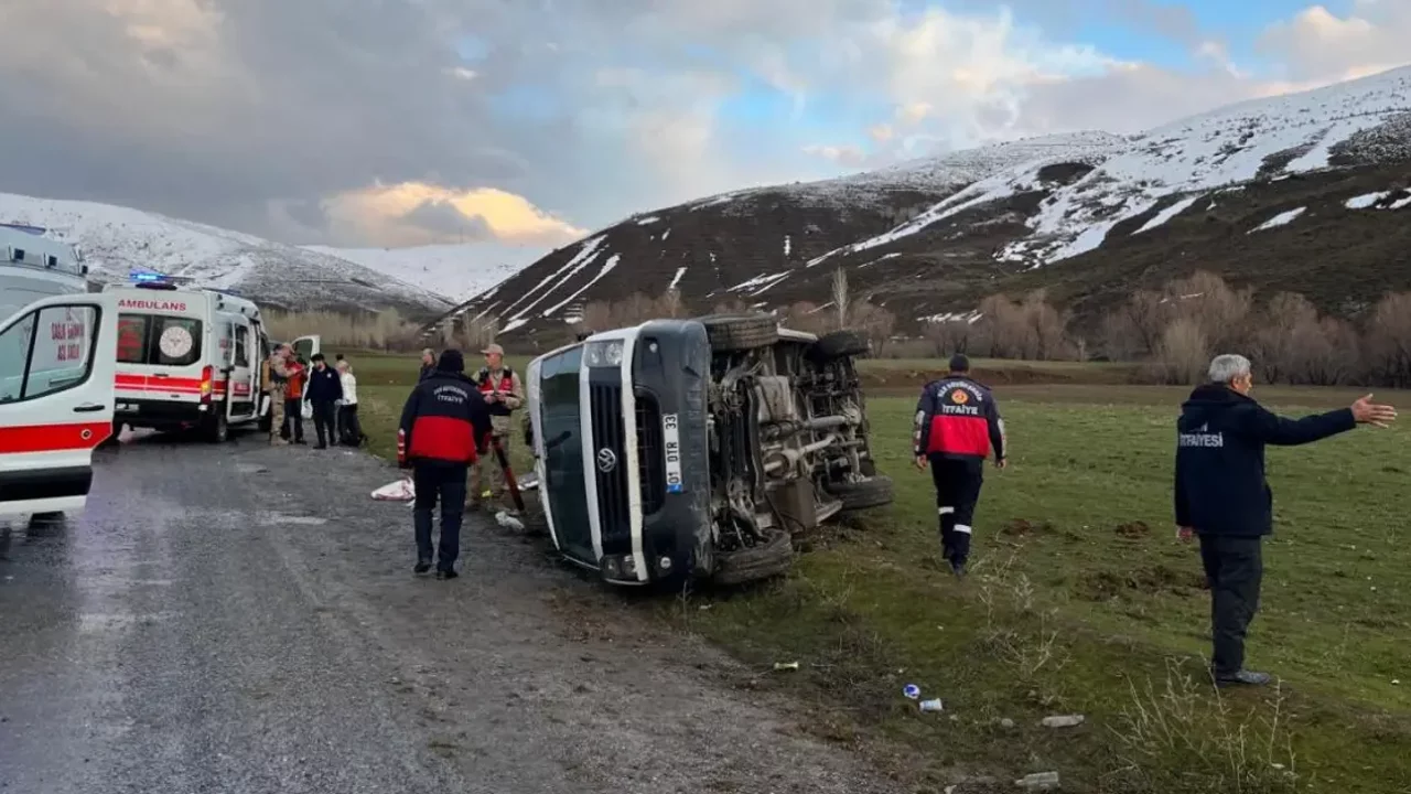 "BİTLİS’TE YOLCU MİNİBÜSÜ DEVRİLDİ: 11 KİŞİ YARALANDI"