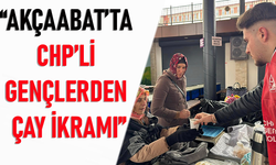 “AKÇAABAT’TA CHP’Lİ GENÇLERDEN ÇAY İKRAMI”