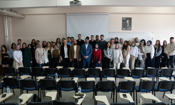 ÜNİVERSİTE ÖĞRENCİLERİNE “SAĞLIK SEKTÖRÜNDE PAZARLAMA İLETİŞİMİ STRATEJİLERİ EĞİTİMİ” VERİLDİ