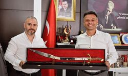 “BAŞKAN KOÇHAN'A OSMANLI KILICI HEDİYE ETTİ”