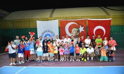 "ZAFER BAYRAMI TENİS KUPASI’NDA DERECEYE GİRENLERE ÖDÜLLERİ VERİLDİ"