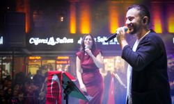 "TRABZON MEYDANI KIRMIZI BEYAZA BÜRÜNDÜ"