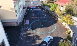 "ORTAHİSAR BELEDİYESİ OKUL BAHÇELERİNİ EĞLENCELİ OYUN ALANLARINA DÖNÜŞTÜRÜYOR"