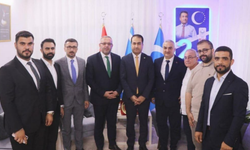 "TRABZON'DAN GELEN TÜRK BAYRAKLI PLAKETİ YAKMAK İSTEDİLER"