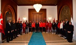 "VALİ AZİZ YILDIRIM, BAŞARILI SPORCULARI MAKAMINDA KABUL ETTİ"