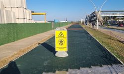 "BÜYÜKŞEHİR SAHİLDEKİ YÜRÜYÜŞ YOLUNU YENİLİYOR"