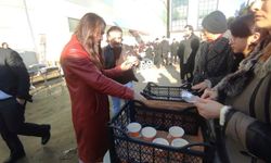 "HAMSİKÖY ESNAFINDAN “TAŞACAK BU DENİZ” DİZİSİ SETİNE SÜTLAÇ İKRAMI"