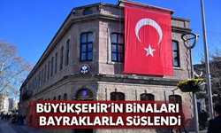 "BÜYÜKŞEHİR'İN BİNALARI BAYRAKLARLA SÜSLENDİ"