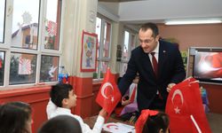 "BAŞKAN EKİM’DEN YENİ DÖNEMİN İLK GÜNÜNDE ÖĞRENCİLERE TÜRK BAYRAĞI"
