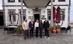 "BAŞKAN EKİM, OZAN TUFAN VE EŞİ ROJİN TUFAN’I TARİHİ TİMURCİLER KONAĞI’NDA AĞIRLADI"