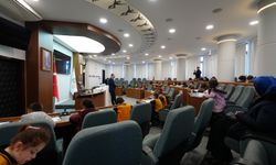 "BAŞKAN EKİM YEREL YÖNETİMLER DERSİ İÇİN GELEN ÖĞRENCİLERİ MİSAFİR ETTİ"