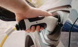 "ELEKTRİKLİ ARAÇ SATIŞLARINDA KÜRESEL DÜŞÜŞ SÜRÜYOR"
