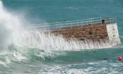 "DENİZLERDE FIRTINA: DÖRT BÖLGEDE KUVVETLİ RÜZGAR BEKLENİYOR"