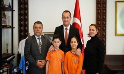 "AKÇAABAT BELEDİYE BAŞKANI OSMAN NURİ EKİM, 23 NİSAN BAYRAMI'NDA MAKAM KOLTUĞUNU ÖĞRENCİLERE  DEVRETTİ"