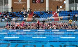 "AKÇAABAT BELEDİYESİ YÜZME KURSU İLK KURSİYERLERİNİ UĞURLADI"