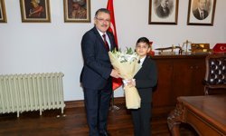 "BAŞKAN GENÇ, KOLTUĞUNU MİNİK HAMZA’YA DEVRETTİ"