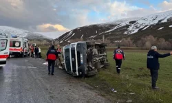 "BİTLİS’TE YOLCU MİNİBÜSÜ DEVRİLDİ: 11 KİŞİ YARALANDI"