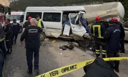"BURDUR’DA FECİ KAZA: İŞÇİ SERVİSİ İLE TIR ÇARPIŞTI, 7 ÖLÜ"