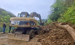 ORTAHİSAR BELEDİYESİ, KIRSAL MAHALLELERDE YAŞANAN HEYELANLARA MÜDAHALE ETTİ