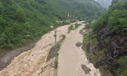 GİRESUN’DA DERE TAŞTI, YOL ULAŞIMA KAPATILDI