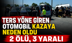 TERS YÖNE GİREN OTOMOBİL KAZAYA NEDEN OLDU: 2 ÖLÜ, 3 YARALI