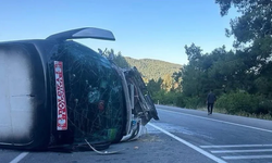 ANTALYA AKSEKİ’DE TUR OTOBÜSÜ İLE OTOMOBİL ÇARPIŞTI: 1 ÖLÜ, 12 YARALI